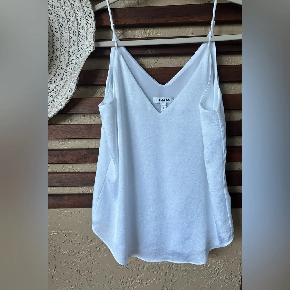 Express white v neck cami - Picture 2 of 4